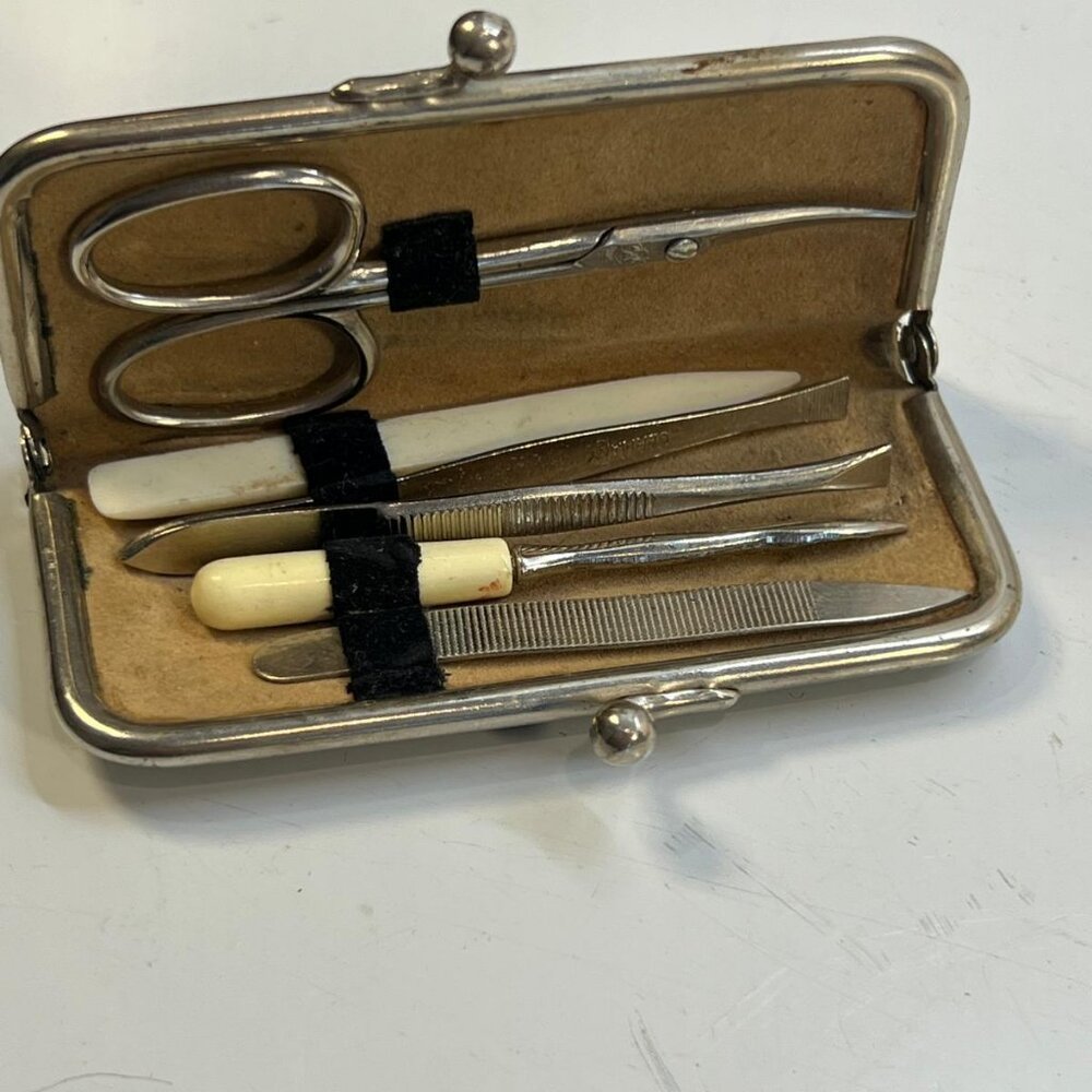 Women's Vintage Manicure Set Floral Needlepoint Kiss Lock Travel Case Grooming - Picture 3 of 4
